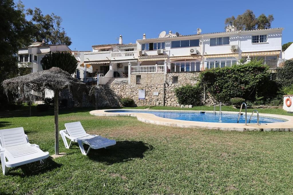 Quaint 2 Bedroom Townhouse With Pool Close To Sea! Benalmadena Exterior photo